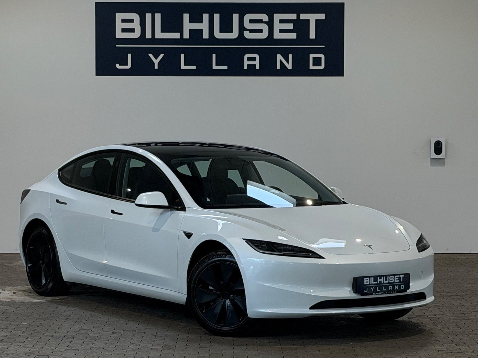 Hvid Tesla Model 3 fra 2024 set udefra