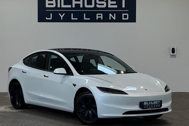 Hvid Tesla Model 3 fra 2024 set udefra