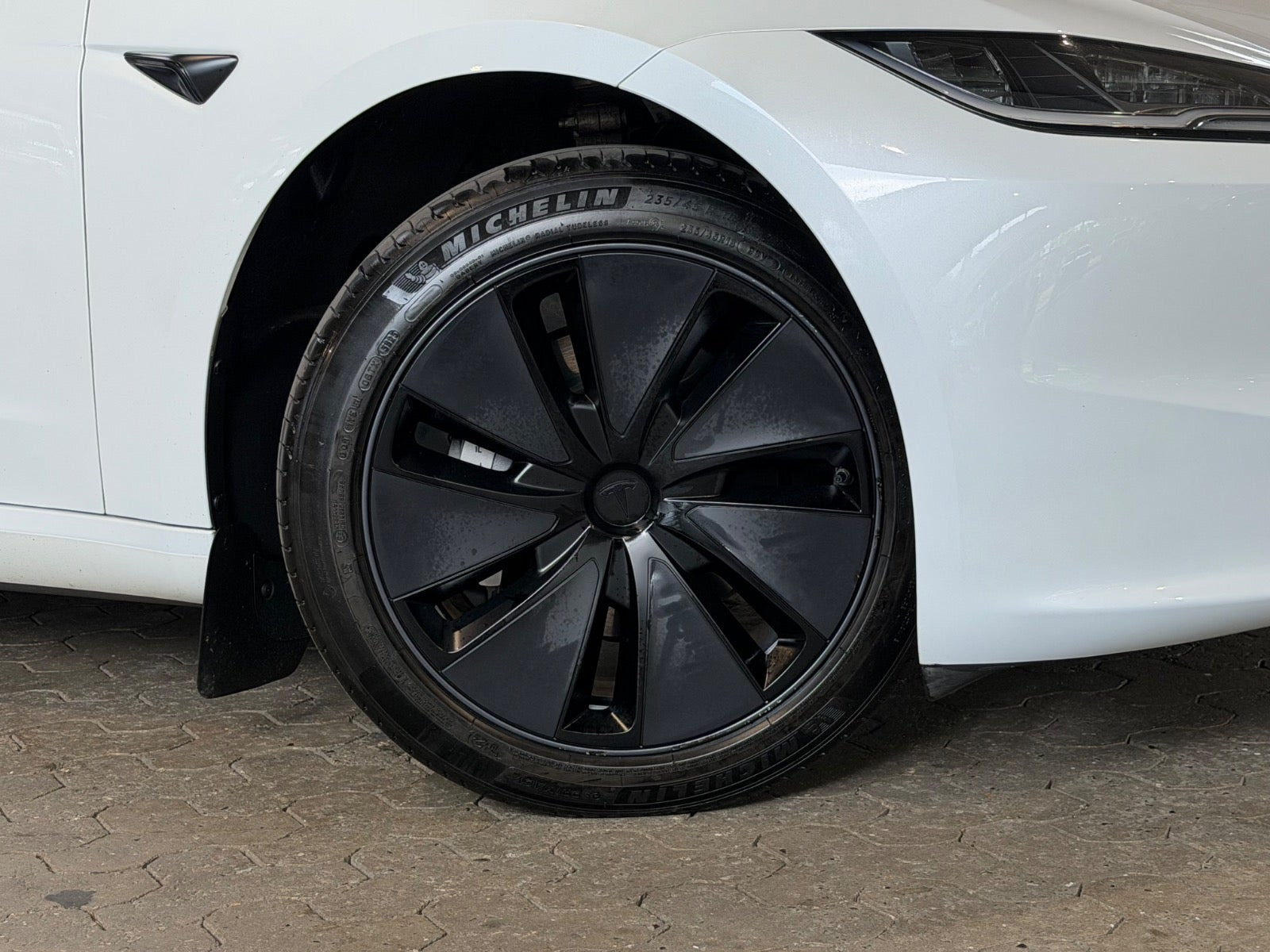 Hvid Tesla Model 3 fra 2024