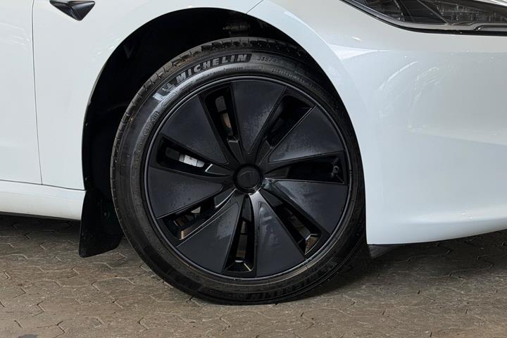 Hvid Tesla Model 3 fra 2024