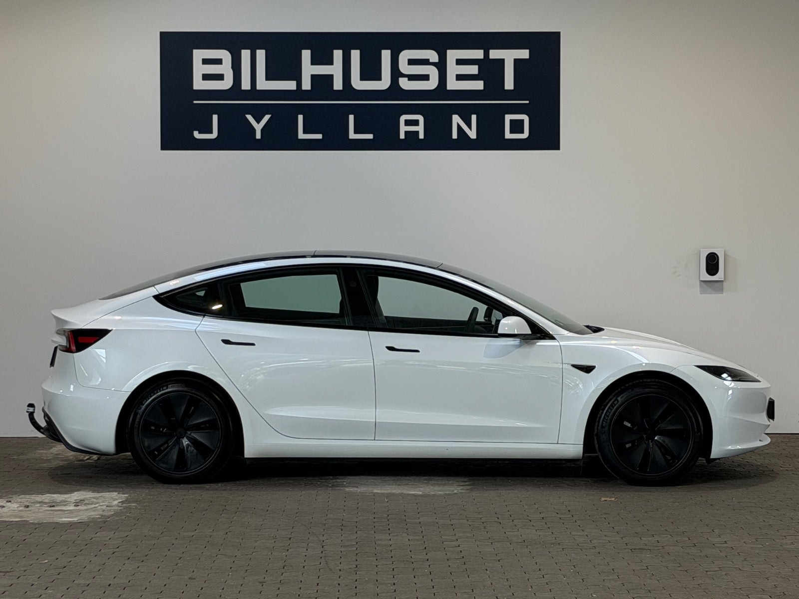 Hvid Tesla Model 3 fra 2024