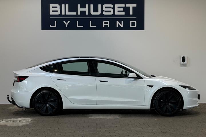 Hvid Tesla Model 3 fra 2024