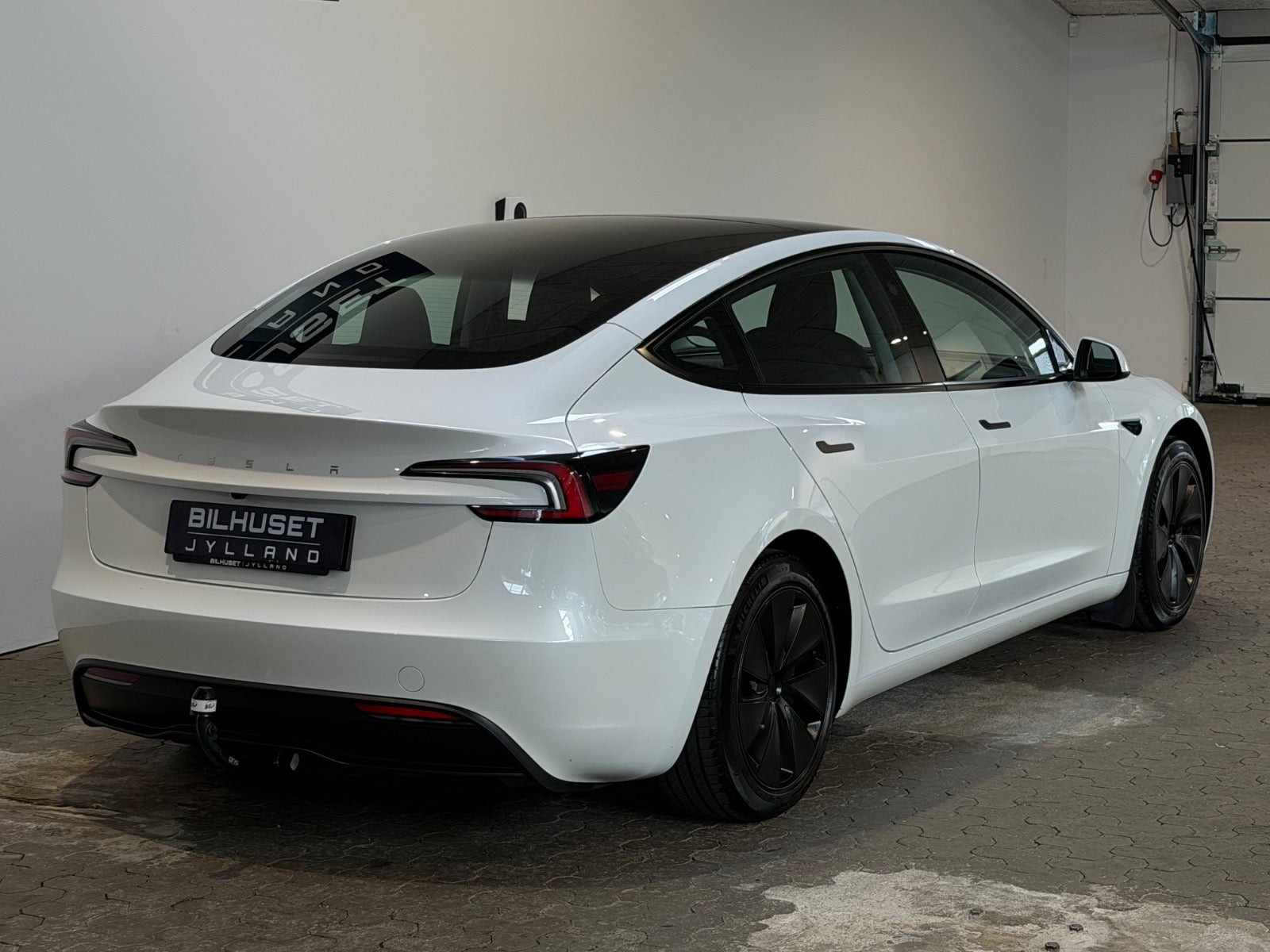 Hvid Tesla Model 3 fra 2024