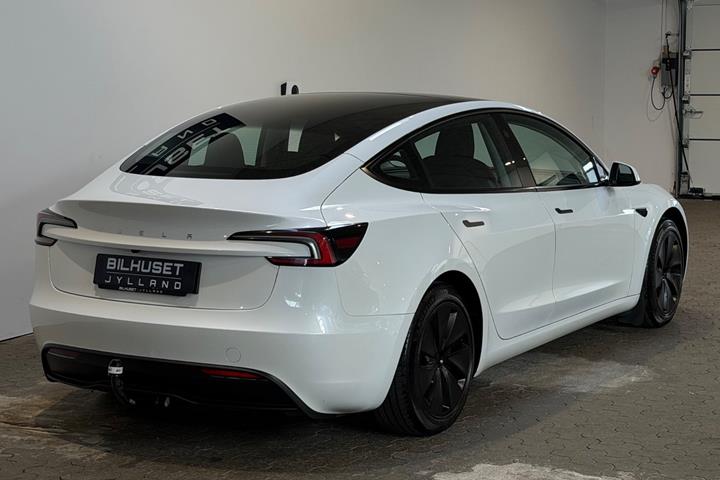 Hvid Tesla Model 3 fra 2024