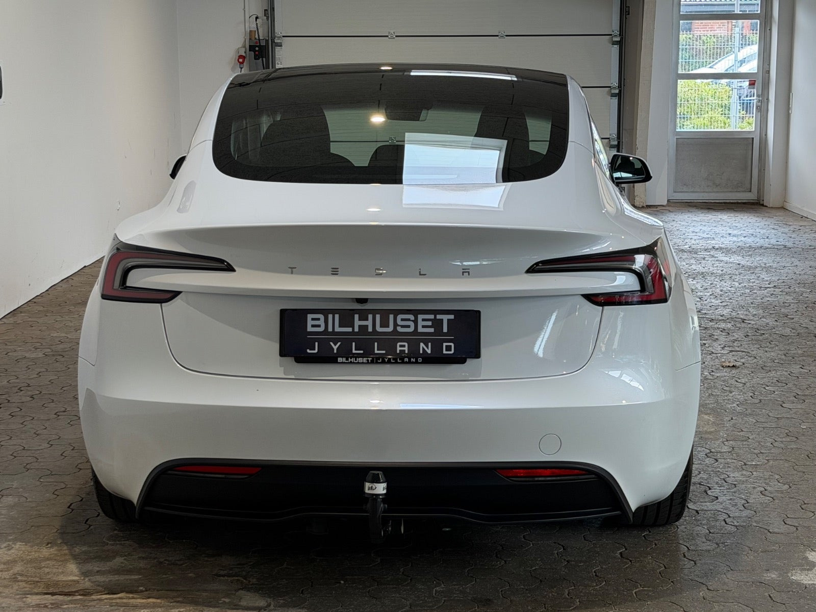 Hvid Tesla Model 3 fra 2024