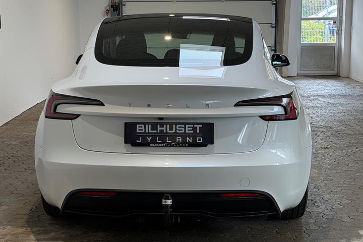 Hvid Tesla Model 3 fra 2024