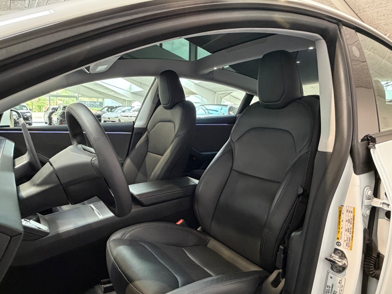 Hvid Tesla Model 3 fra 2024