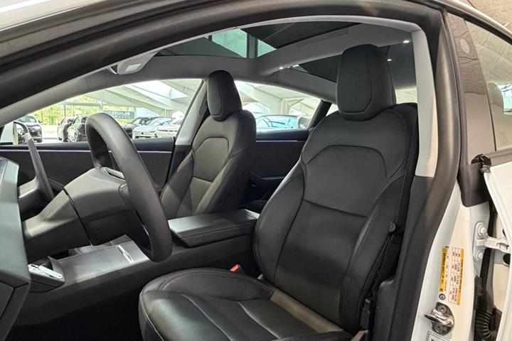 Hvid Tesla Model 3 fra 2024