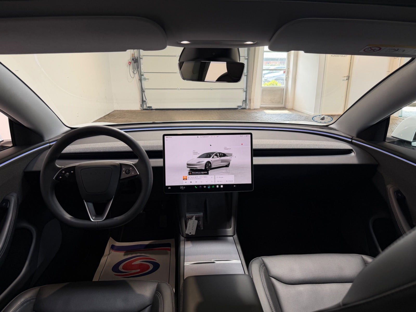 Hvid Tesla Model 3 fra 2024