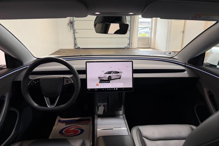 Hvid Tesla Model 3 fra 2024