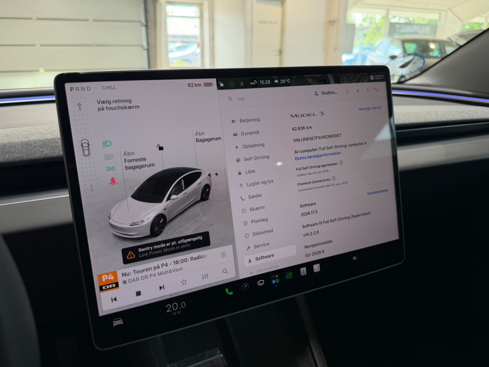 Hvid Tesla Model 3 fra 2024