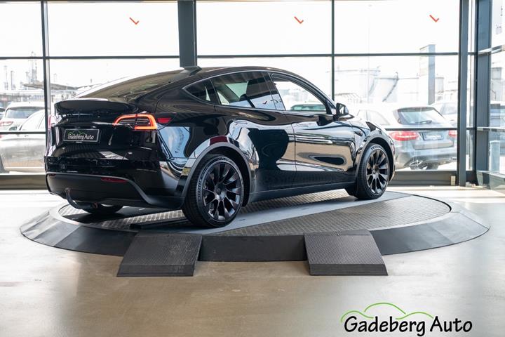 Sort Tesla Model Y fra 2022