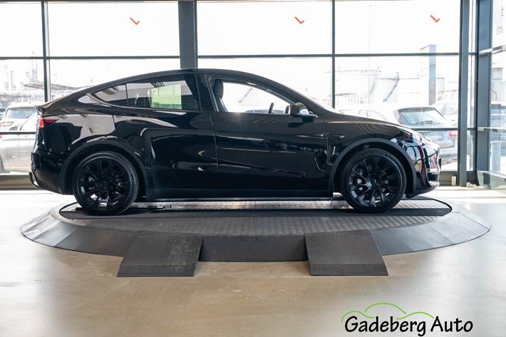 Sort Tesla Model Y fra 2022