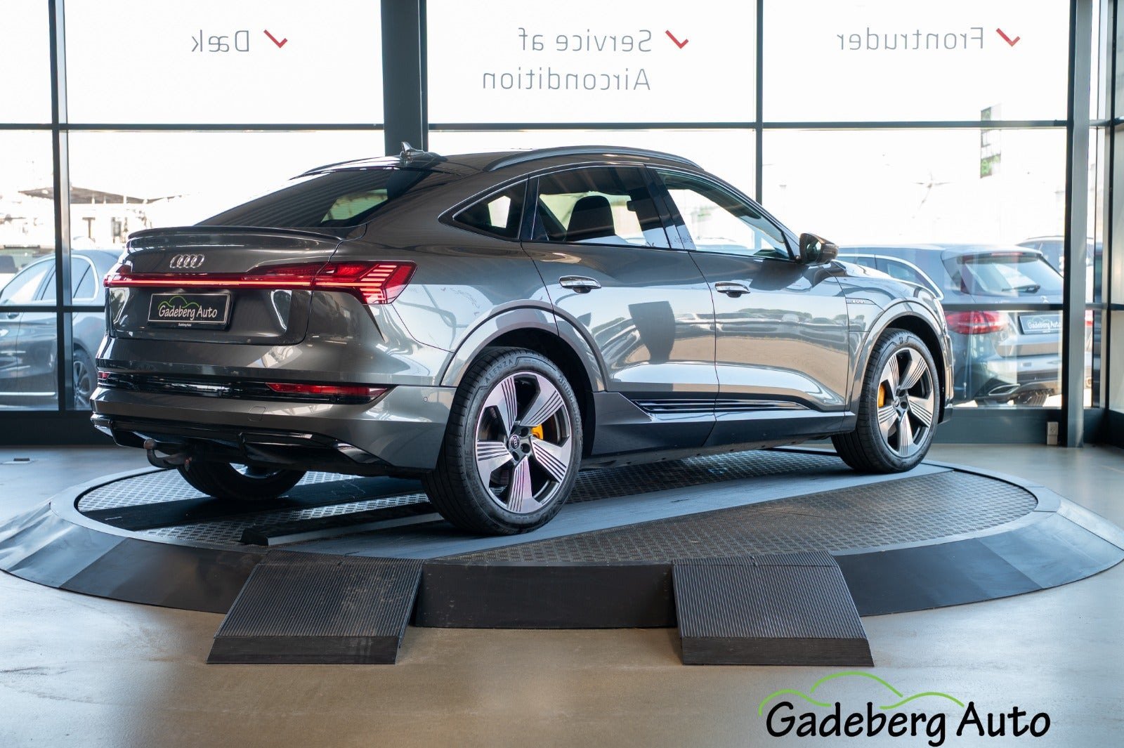 Grå Audi e-tron fra 2021