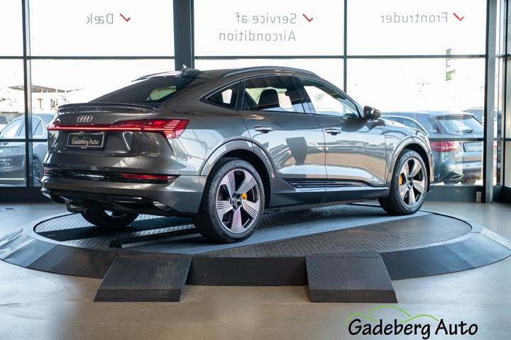 Grå Audi e-tron fra 2021