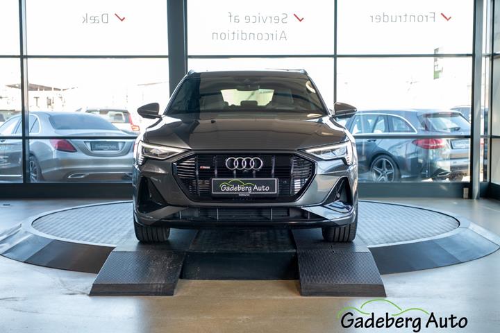 Grå Audi e-tron fra 2021