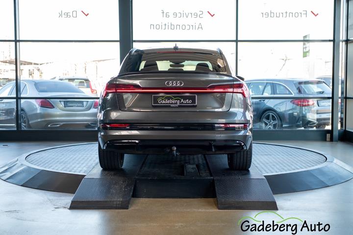 Grå Audi e-tron fra 2021