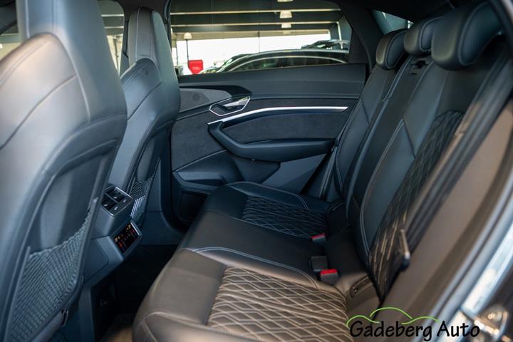 Grå Audi e-tron fra 2021