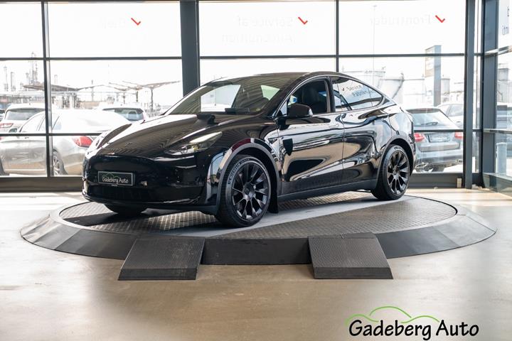 Sort Tesla Model Y fra 2022 set udefra