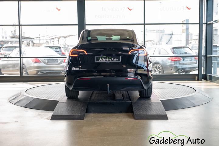 Sort Tesla Model Y fra 2022