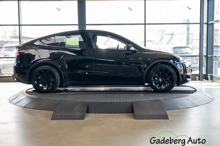 Sort Tesla Model Y fra 2022
