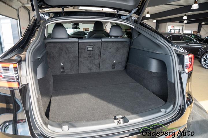 Sort Tesla Model Y fra 2022
