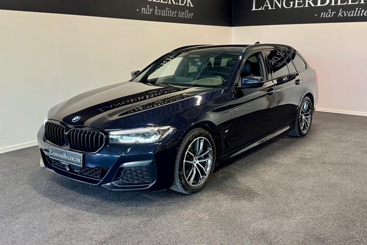 Blå BMW 530e fra 2021 set udefra