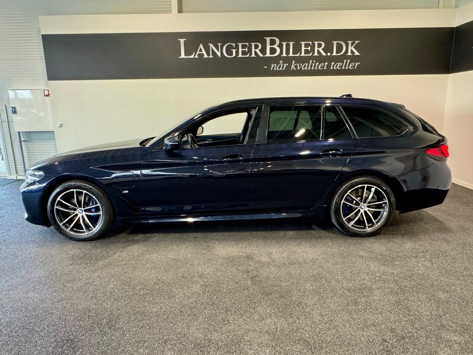 Blå BMW 530e fra 2021