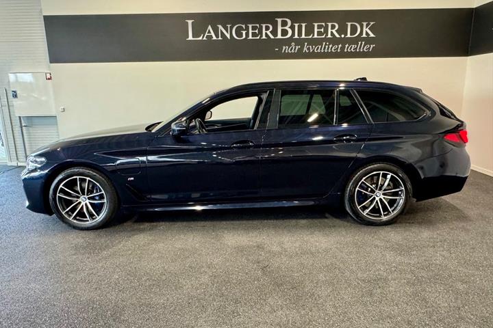 Blå BMW 530e fra 2021