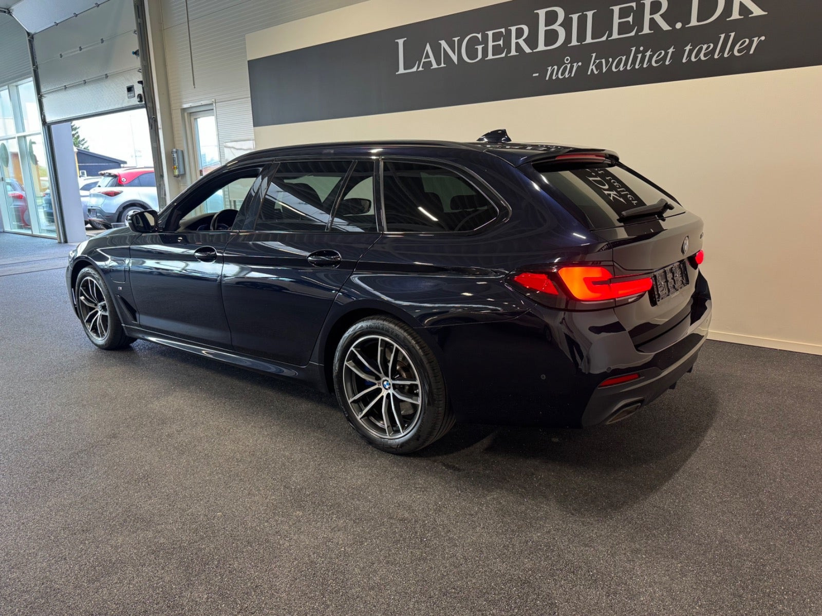 Blå BMW 530e fra 2021