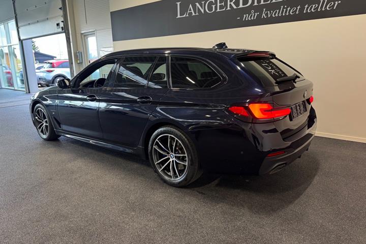Blå BMW 530e fra 2021