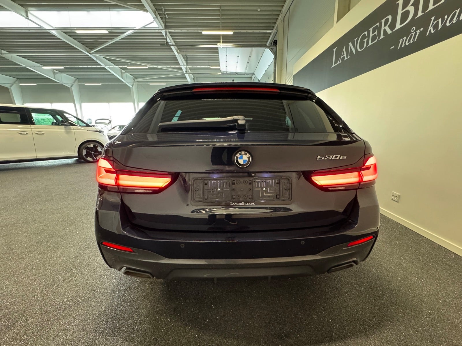 Blå BMW 530e fra 2021
