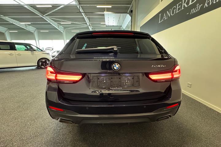 Blå BMW 530e fra 2021