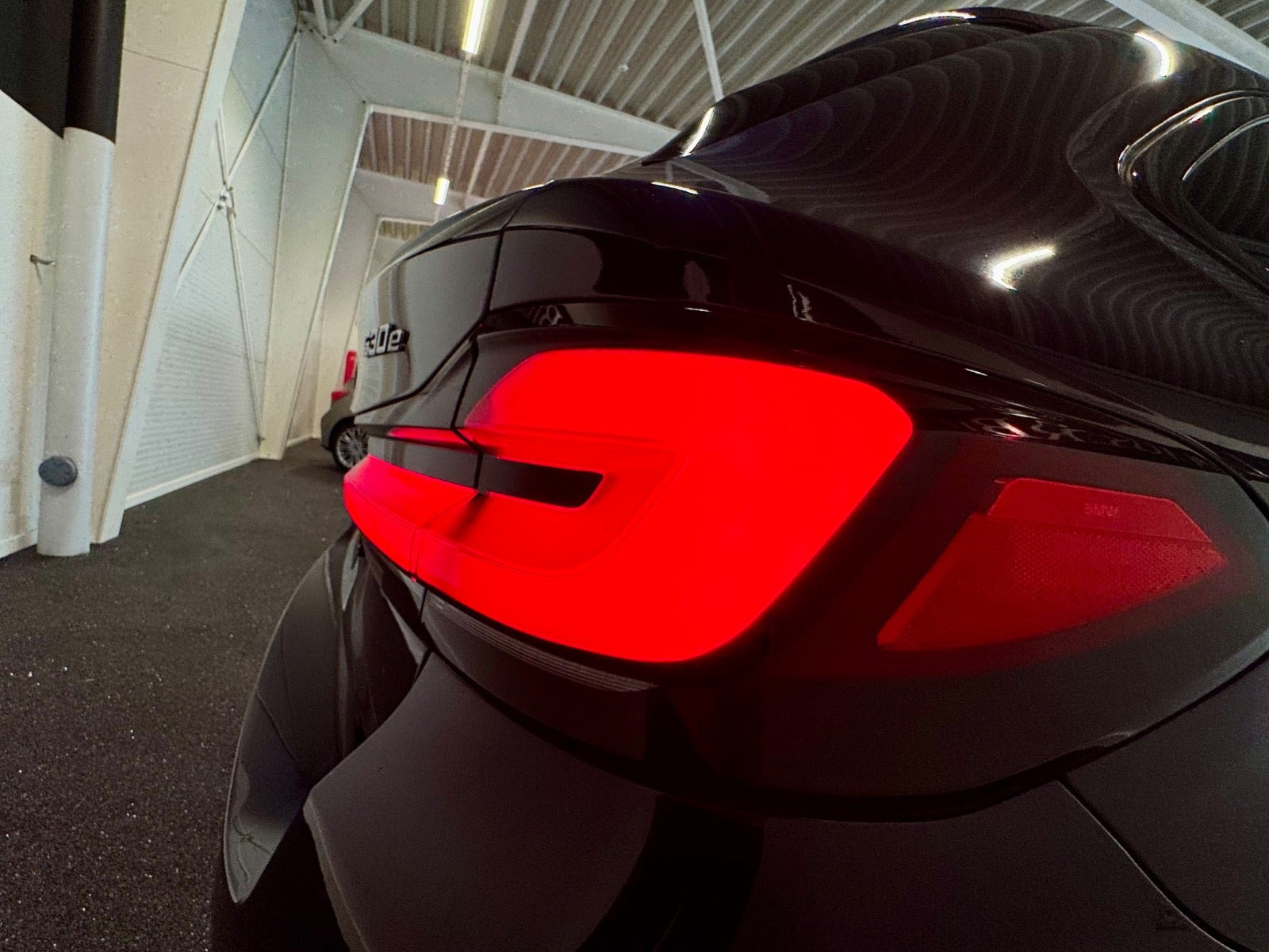 Blå BMW 530e fra 2021