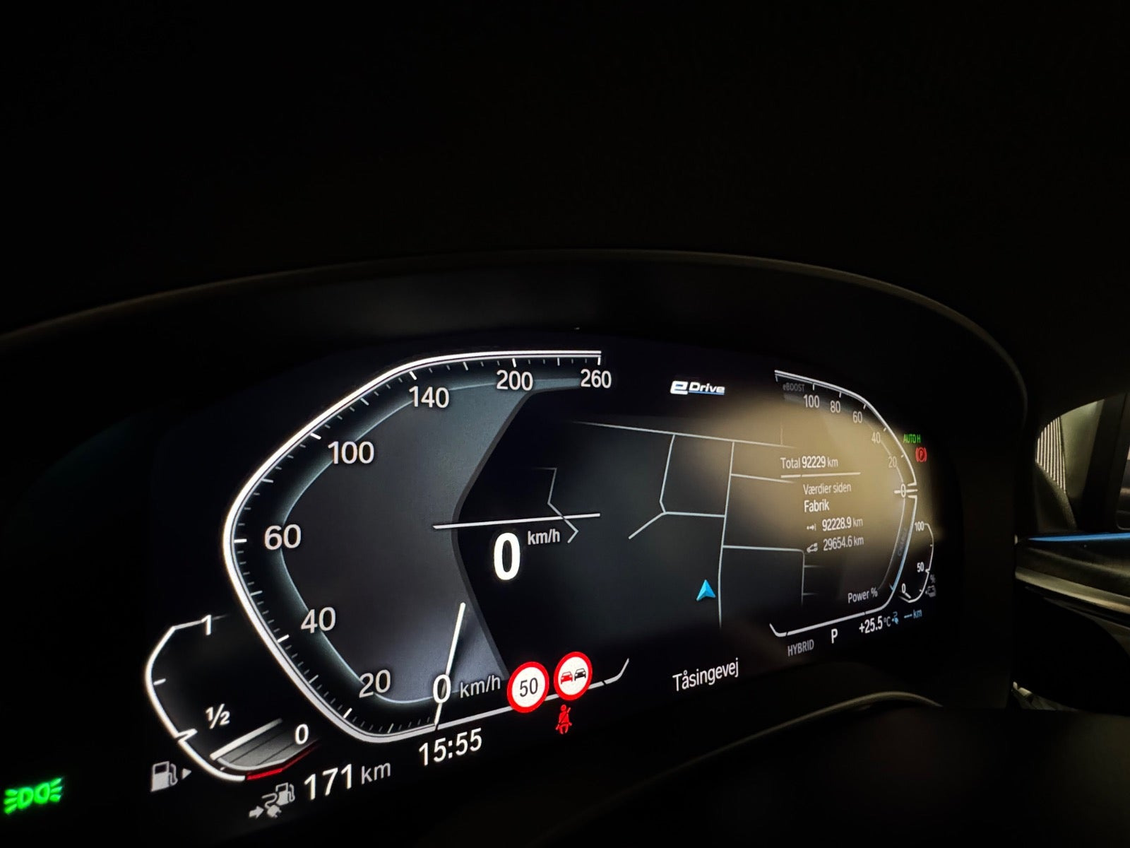 Blå BMW 530e fra 2021