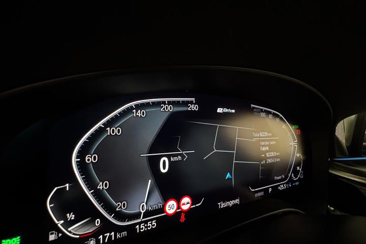 Blå BMW 530e fra 2021