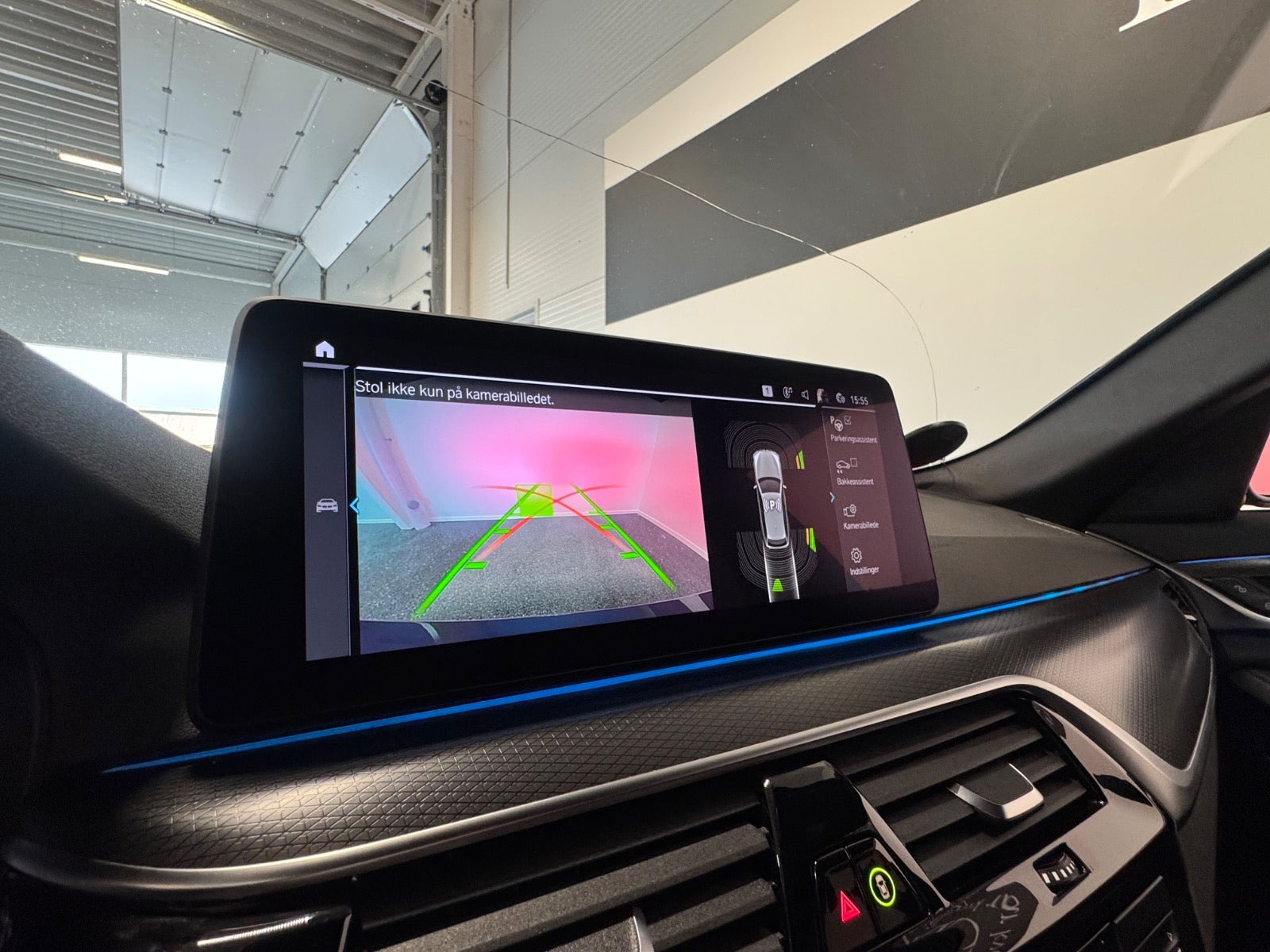 Blå BMW 530e fra 2021