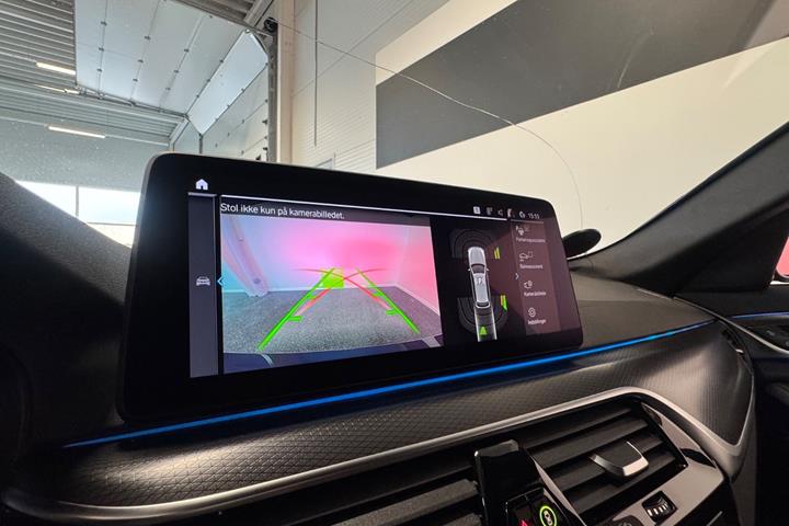 Blå BMW 530e fra 2021
