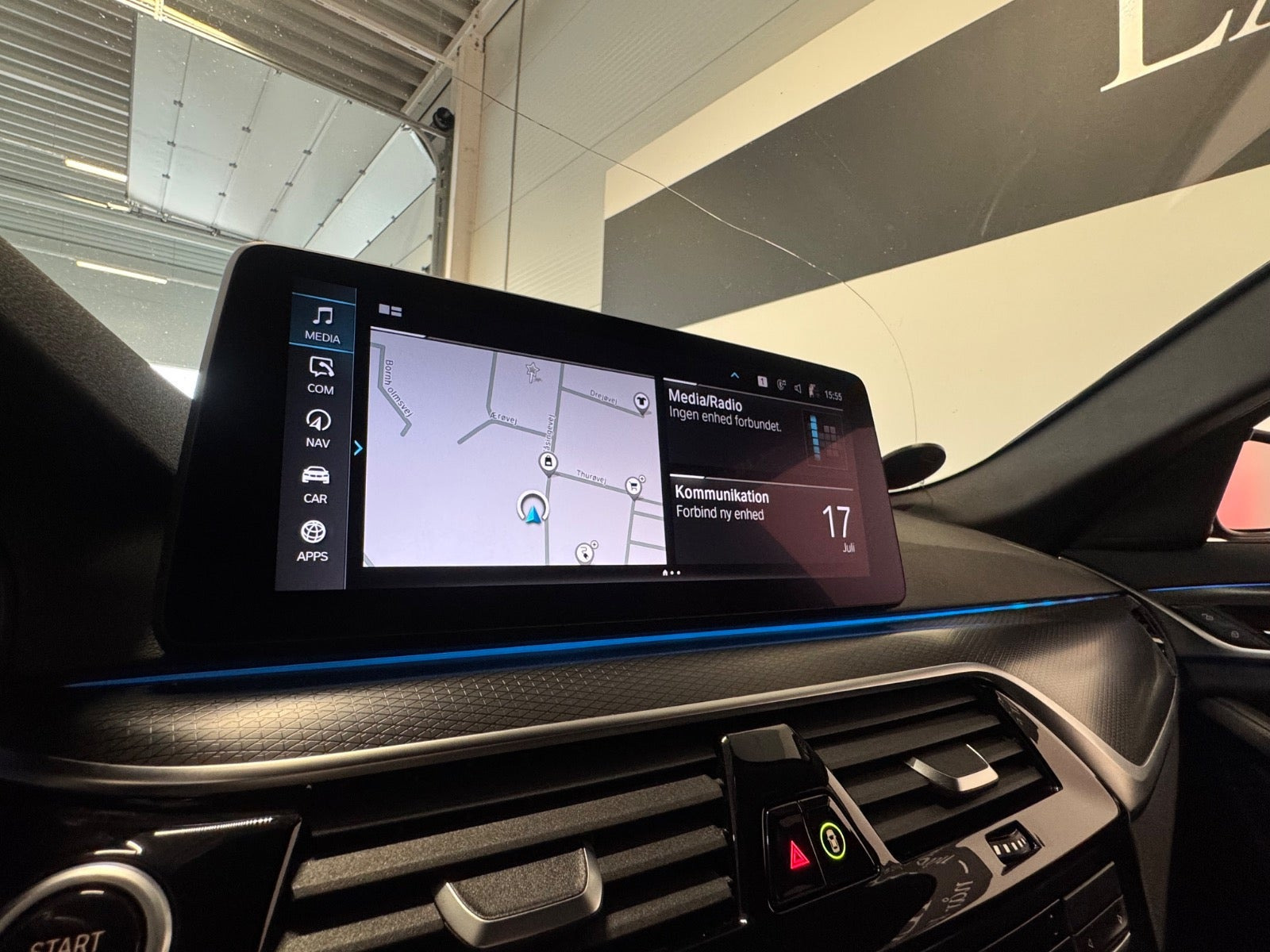 Blå BMW 530e fra 2021