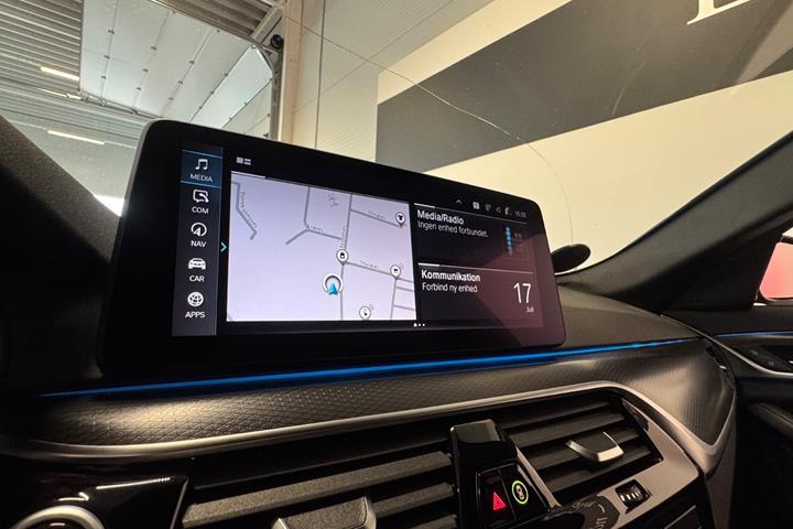 Blå BMW 530e fra 2021