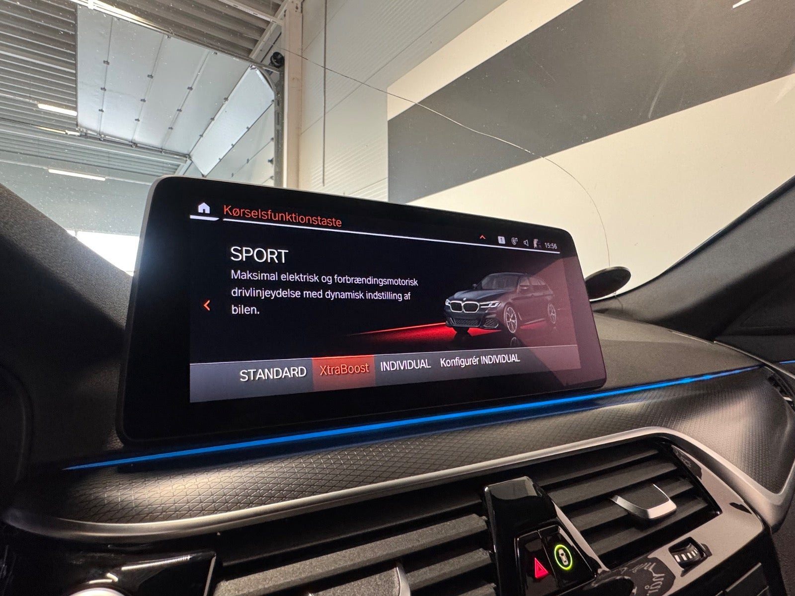 Blå BMW 530e fra 2021