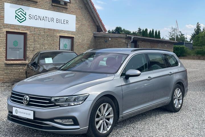 Sølv VW Passat fra 2020 set udefra