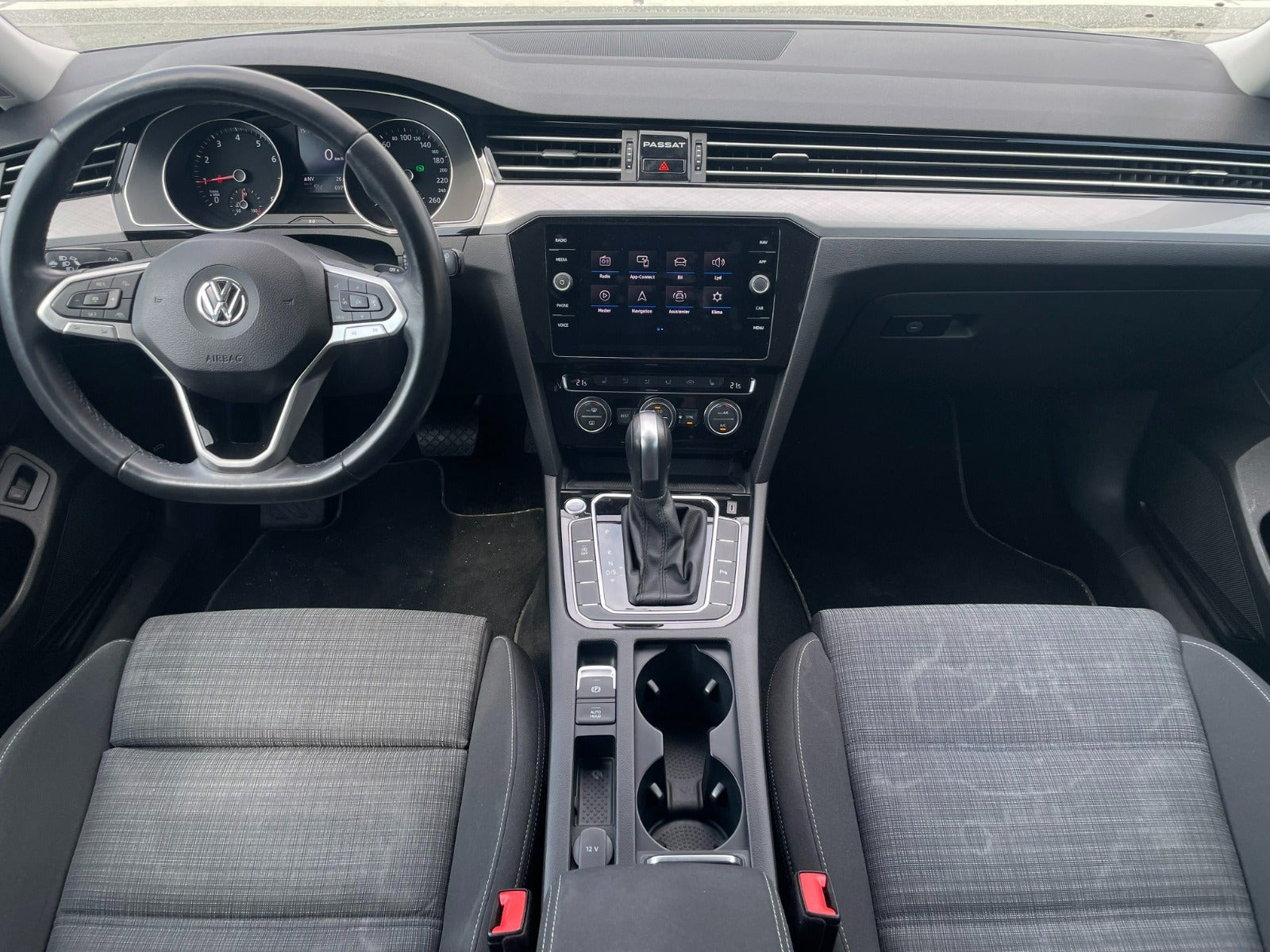 Sølv VW Passat fra 2020