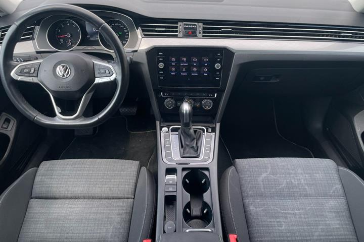 Sølv VW Passat fra 2020
