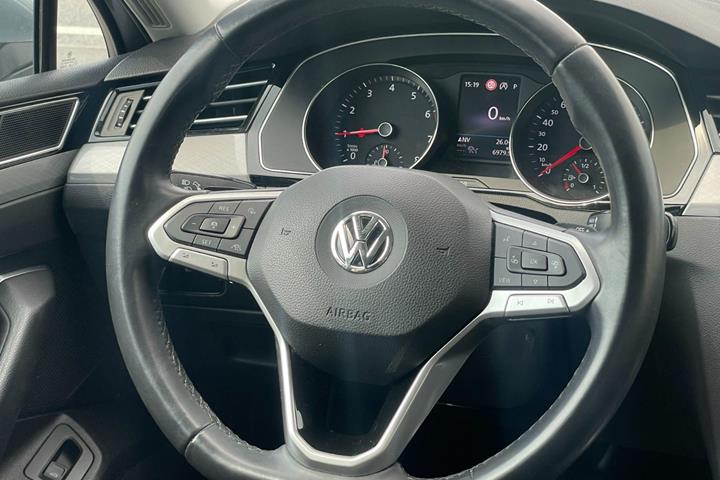 Sølv VW Passat fra 2020