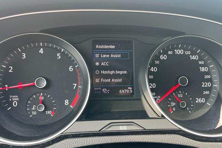Sølv VW Passat fra 2020