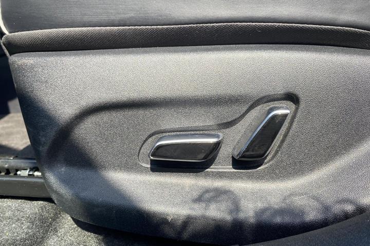 Grå BYD Dolphin fra 2024