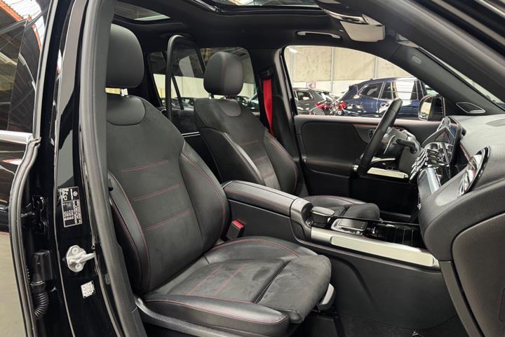 Sort Mercedes GLB35 fra 2020