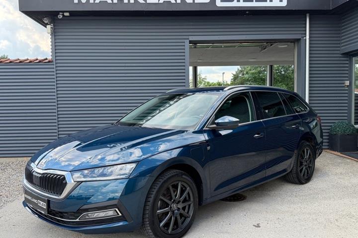 Blå Skoda Octavia fra 2021 set udefra