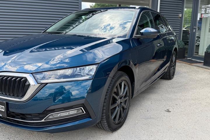 Blå Skoda Octavia fra 2021
